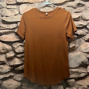 Rust colored, ribbed plain tee